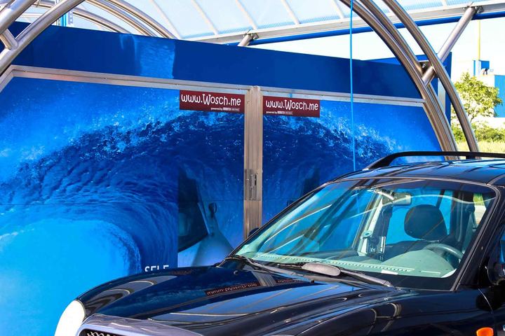 Auto in einer Waschbox